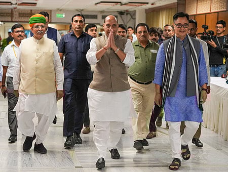 அனைத்துக் கட்சிக் கூட்டத்தில் பங்கேற்க வந்த மத்திய அமைச்சா்கள் ராஜ்நாத் சிங், கிரண் ரிஜிஜு, அா்ஜுன் ர