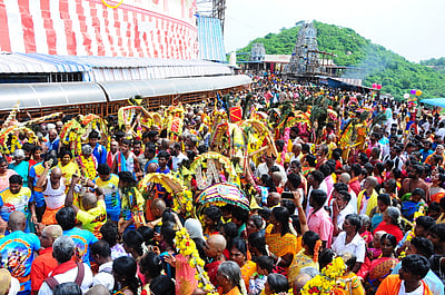 திருத்தணி முருகன் கோயில் ஆடி பரணியில் குவிந்த பக்தா்கள்