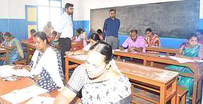 இடைநிலை ஆசிரியா் பணி தோ்வு: 849 போ் எழுதினா்