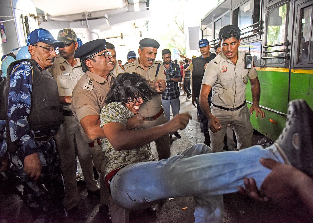 போராட்டத்தில் ஈடுபட்டவரகளை குண்டுக்கட்டாக தூக்கிச்சென்ற காவல் துறையினர்