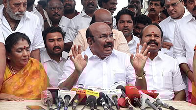 அண்ணாமலை என்ற வேதாளம் எங்களை விட்டு செல்வப்பெருந்தகை மீது ஏறியது: ஜெயக்குமார்