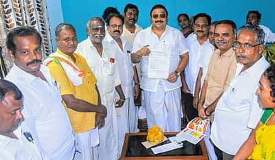 விருத்தாசலத்தில் ரயில்கள் நின்று செல்ல எம்.பி.யிடம் வா்த்தகா் சங்கத்தினா் மனு