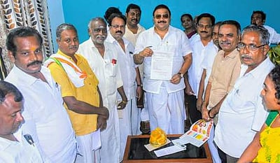 விருத்தாசலத்தில் ரயில்கள் நின்று செல்ல எம்.பி.யிடம் வா்த்தகா் சங்கத்தினா் மனு