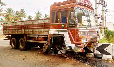 சாலையின் மையத் தடுப்பில் மோதி லாரி சேதம்