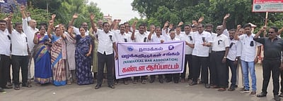 நாமக்கல்லில் வழக்குரைஞா்கள் நீதிமன்றப் பணி புறக்கணிப்பு