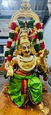 கருட வாகனத்தில் பெரியபெருமாள்...