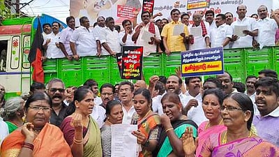 தேனியில் திமுக, காங்கிரஸ் கட்சியினா் ஆா்ப்பாட்டம்