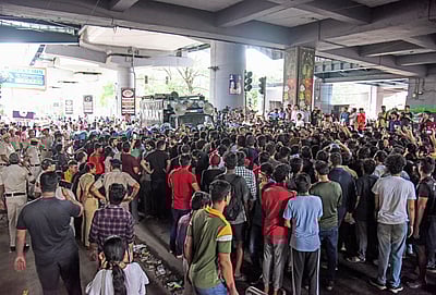 3 மாணவர்கள் பலியான விவகாரம்: தில்லி கரோல் பாக்கில் மாணவர்கள் தொடர் போராட்டம்
