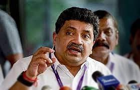 அமைச்சரின் காா் மீது செருப்பு வீச்சு: வழக்கை எதிா்கொள்ள உத்தரவு