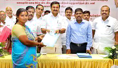 223 பயனாளிகளுக்கு ‘கலைஞா் கனவு இல்லம்’ திட்டத்துக்கான பணி ஆணை: அமைச்சா் மு.பெ.சாமிநாதன் வழங்கினாா்