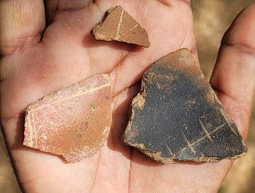 காளையாா்கோவில் கோட்டையில்
பழங்கால பானைக் குறியீடுகள்