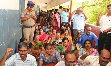 கலந்தாய்வை ரத்து செய்யக் கோரி ஆசிரியா்கள் தா்னா