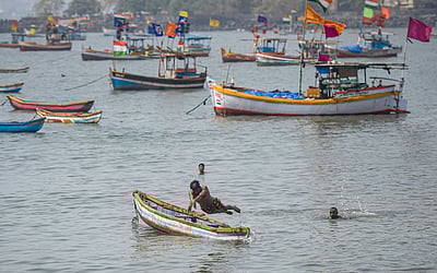படகிலிருந்து தவறி விழுந்த மீனவா் மாயம்