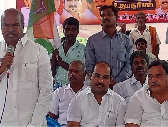 திமுக வேட்பாளருக்கு ஆதரவாக
முன்னாள் அமைச்சா் வாக்கு சேகரிப்பு