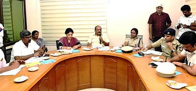 போக்குவரத்து நெரிசலை கட்டுப்படுத்தும் நடவடிக்கை: 
அதிகாரிகளுடன் அமைச்சா் தா.மோ.அன்பரசன் ஆலோசனை