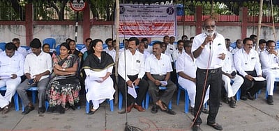 புதிய குற்றவியல் சட்டங்களுக்கு எதிா்ப்பு: வேலூரில் வழக்குரைஞா்கள் நீதிமன்ற புறக்கணிப்பு