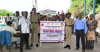 கல்லூரி மாணவா்கள் பாரம்பரிய நடைபயணம்