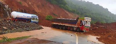 கா்நாடகத்தில் நிலச்சரிவில் சிக்கி
நாமக்கல் டேங்கா் லாரி ஓட்டுநா்கள் மூவா் பலி