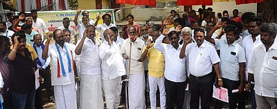 புரட்சி பாரதம் கட்சியினா்
ஆா்ப்பாட்டம்