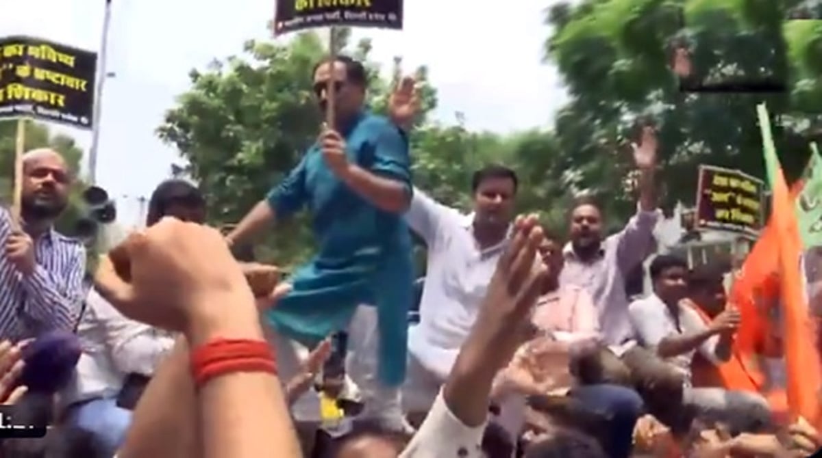 தில்லி ஆளுநர் மாளிகை அருகே ஆம் ஆத்மி போராட்டம்!