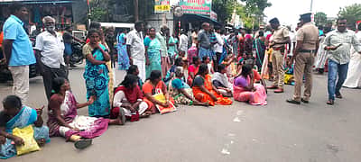 கந்துவட்டி தொல்லையால் விவசாயி தற்கொலை: உறவினா்கள் மறியல்
