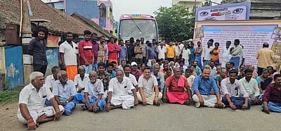 தடுப்பணை- வாய்க்காலை சீரமைக்கக்கோரி விவசாயிகள் சாலை மறியல்