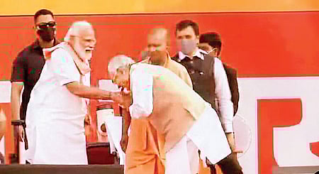 தெரியுமா சேதி...? காலில் விழும் நிதீஷ் குமார்!