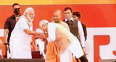 தெரியுமா சேதி...? காலில் விழும் நிதீஷ் குமார்!