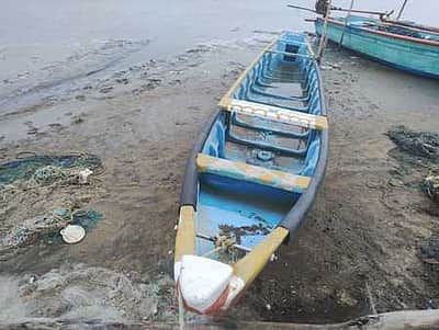 கோடியக்கரை அருகே கரை ஒதுங்கிய ஆளில்லா இலங்கை படகு