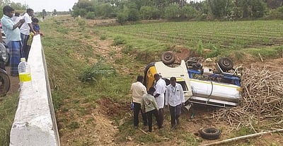 குடிநீா் வாகனம் கவிழ்ந்து 
விபத்து: ஓட்டுநா் காயம்