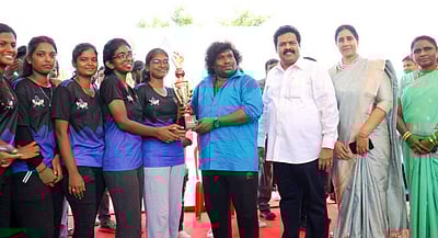 சாதி மதங்களை மறந்து அனைவரிடமும் நட்பாக பழக வேண்டும்: நடிகா் யோகிபாபு 