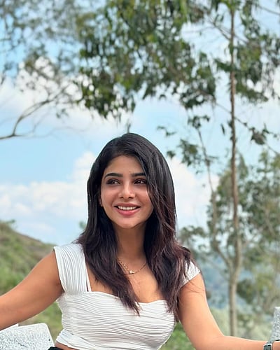 வெண்மேகம் பெண்ணாக.. பவித்ரா லட்சுமி!