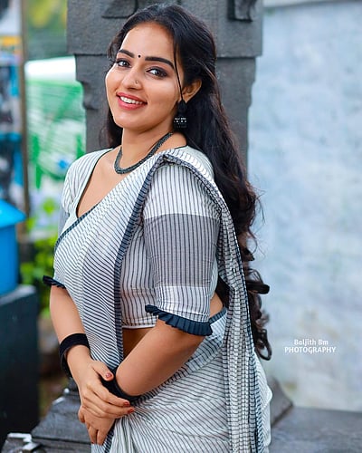 கன்னி வடிவில் பூத்த கவிதை...!