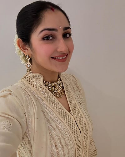 வெண்பனி மலரே.. சாயிஷா!