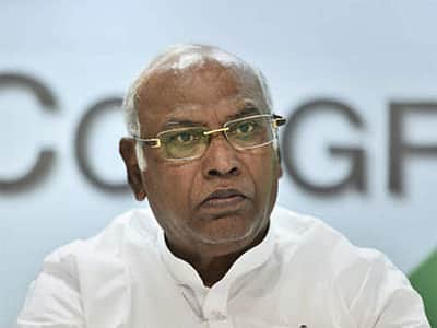 பாஜக அரசின் கொள்கைகளால்
வேலைவாய்ப்புக்குப் பற்றாக்குறை: காா்கே