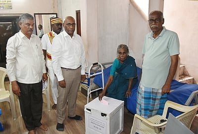 அஞ்சல் வாக்குகள் சேகரிக்கும் பணி: விழுப்புரம் ஆட்சியா் ஆய்வு