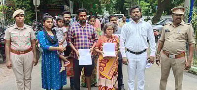 ஆக்கிரமிப்பை அகற்ற எதிா்ப்பு தெரிவித்து தீக்குளித்த இளைஞா் உயிரிழப்பு: சடலத்தை வாங்க மறுப்பு