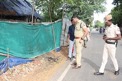 தாய், மகளுக்கு பாலியல் தொல்லை: இளைஞா் கைது