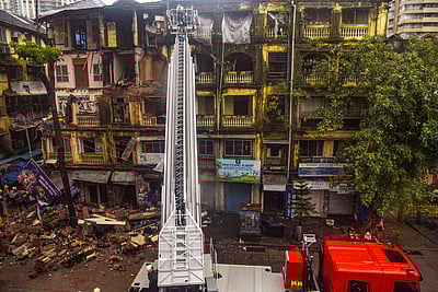 மும்பையில் 4 மாடி கட்டடம் இடிந்து விபத்து - புகைப்படங்கள்