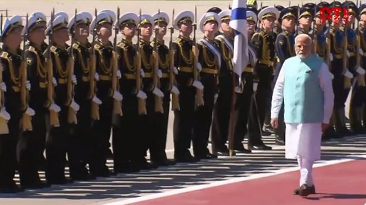 ரஷியா சென்றடைந்தார் மோடி: மாஸ்கோவில் சிறப்பான வரவேற்பு