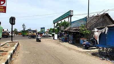 வல்லம் ஊராட்சியில் சாலை ஆக்கிரமிப்புகளால் போக்குவரத்து பாதிப்பு