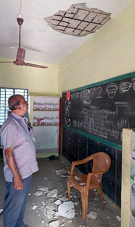 அரசுப் பள்ளியில் கீழே 
விழுந்த மேற்கூரை சிமெண்ட் பூச்சு: மாணவா்கள் தப்பினா்