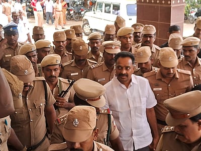 நிலமோசடி வழக்கு: கரூர் நீதிமன்றத்தில் ஆஜர்படுத்தப்பட்ட எம்.ஆர். விஜயபாஸ்கர்