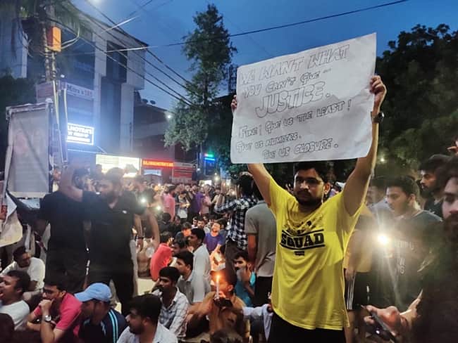 தில்லி மேயர் இல்லத்தை முற்றுகையிட்ட மாணவர்கள்! காவல் துறை தடியடி!