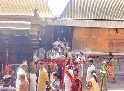 நீதிமன்ற உத்தரவை அடுத்து நடராஜர் கோயிலில் கனகசபை மீது நின்று பக்தர்கள் சாமி தரிசனம்