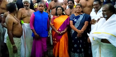 திருச்செந்தூா் கோயிலில் 
முன்னாள் ஆளுநா் தமிழிசை தரிசனம்