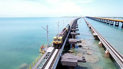 பாம்பன் புதிய பாலத்தில்
2 ரயில் என்ஜின்களை இயக்கி சோதனை