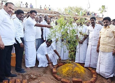 திருச்சி காவிரி ஆற்றின் குறுக்கே 
ரு. 106 கோடியில் புதிய பாலம்: 
அமைச்சா்கள் அடிக்கல் நாட்டினா்