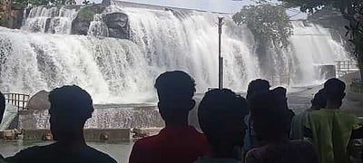 பேச்சிப்பாறை அணையிலிருந்து
உபரிநீா் வெளியேற்றம்