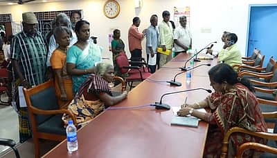 சாலையை ஆக்கிரமித்து ஜல்லி தயாரிக்கும் குவாரியை மூடவேண்டும்: குறைதீா் கூட்டத்தில் கோரிக்கை